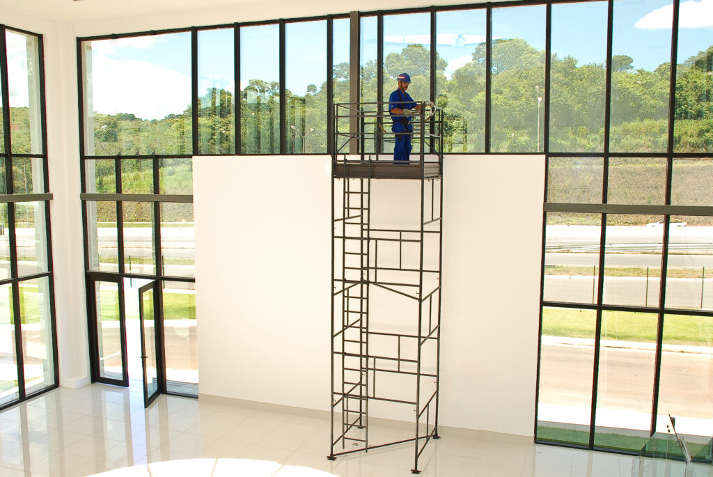 Operador realizando trabalhando com um dos tipos de andaimes modulares