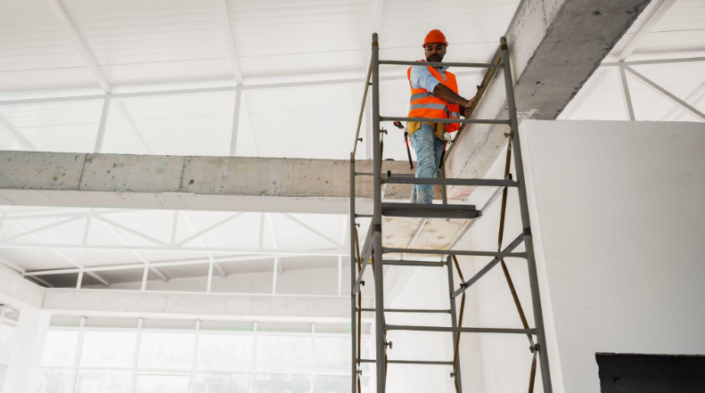 Andaime tubular em uso por operador