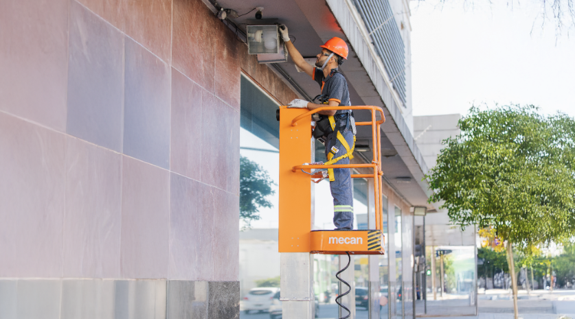 Plataforma elevatória em operação